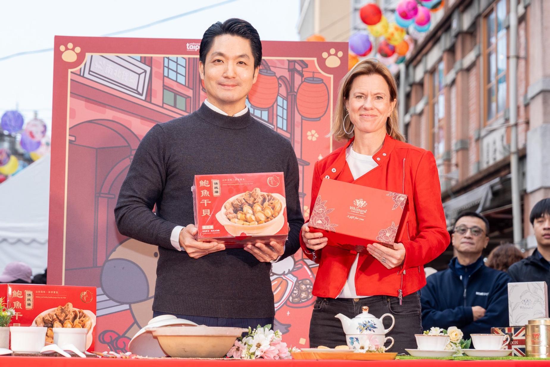 英國在台辦事處代表逛迪化街　獲市長蔣萬安交換禮物佛跳牆