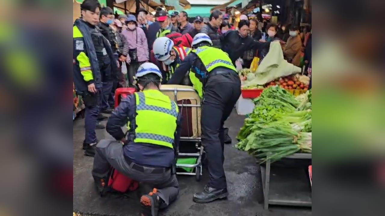 苗栗男子持刀襲警遭開槍！波及路人釀3傷　民眾氣罵：別救他