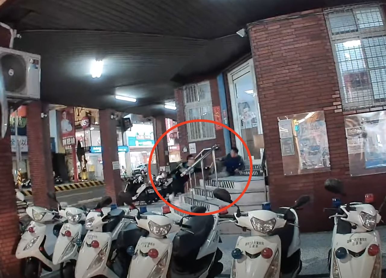 足療師「提早3小時下班」警所前瘋狂追砍路人 行兇動機疑為了「這件事」