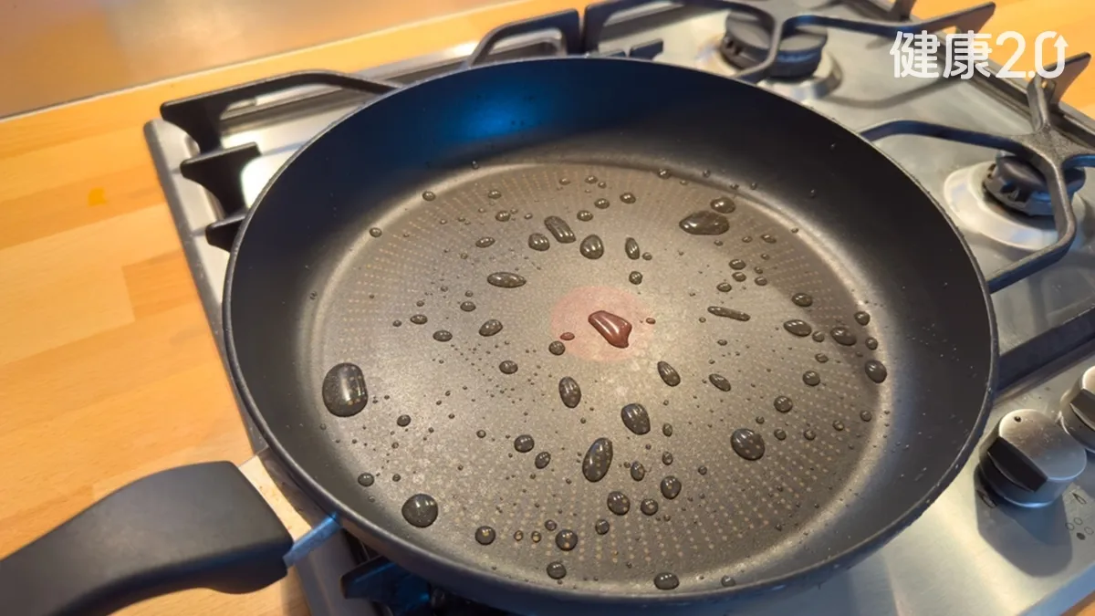 炒菜「一鍋到底」恐釋出毒物！不沾鍋煮下一道菜這樣洗才對